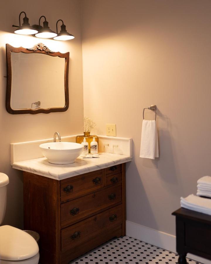 Onesixtyfive, The Inn On Park Row Brunswick Bagian luar foto