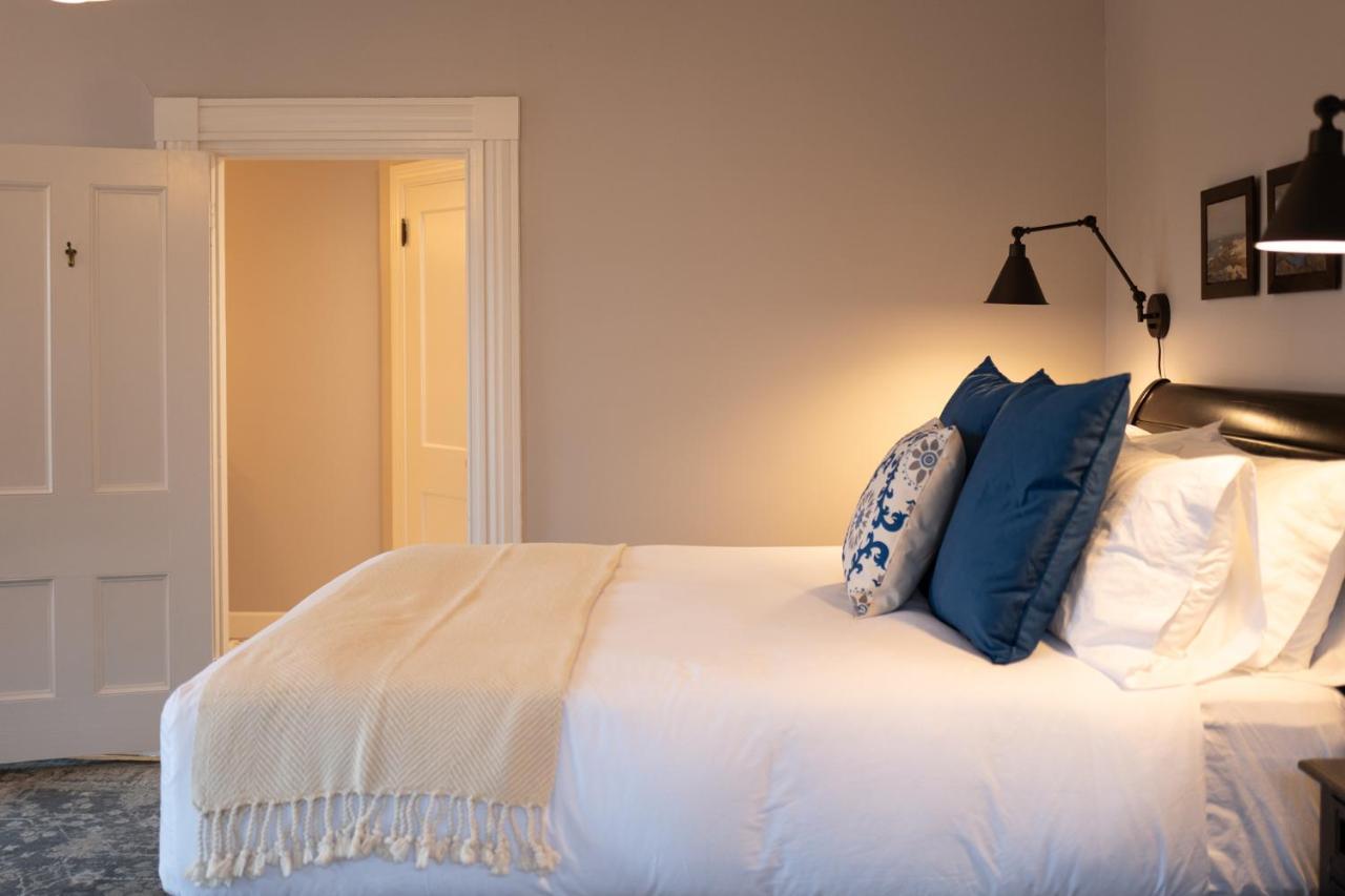 Onesixtyfive, The Inn On Park Row Brunswick Bagian luar foto